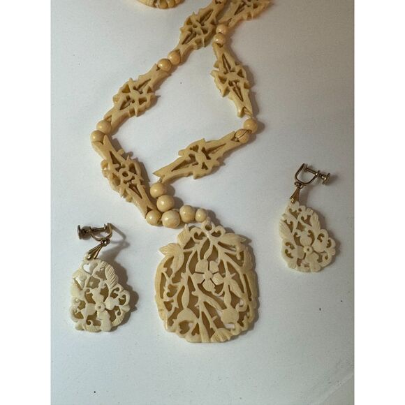 Antique carved bone necklace and clip on earrings - Picture 2 of 4